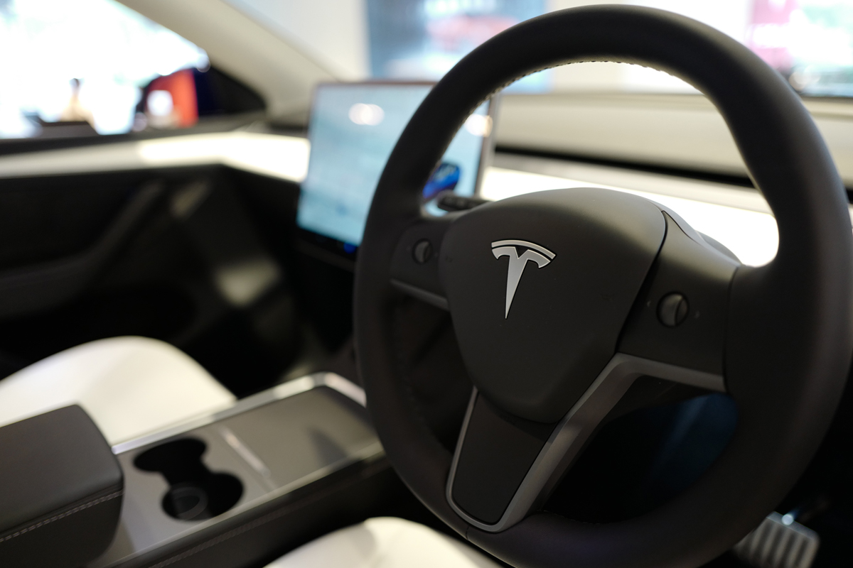 テスラがヨーク型ステアリングを「丸形」に戻す逆オプションを発売→9