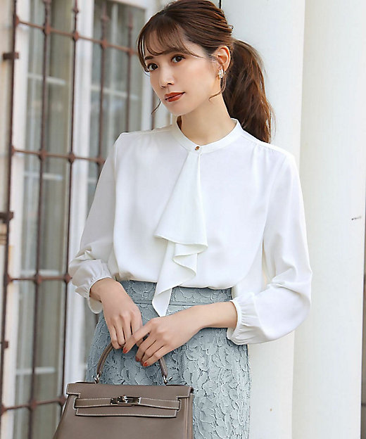 フロントラッフル七分袖ブラウス － ビジネス・オフィスシーン