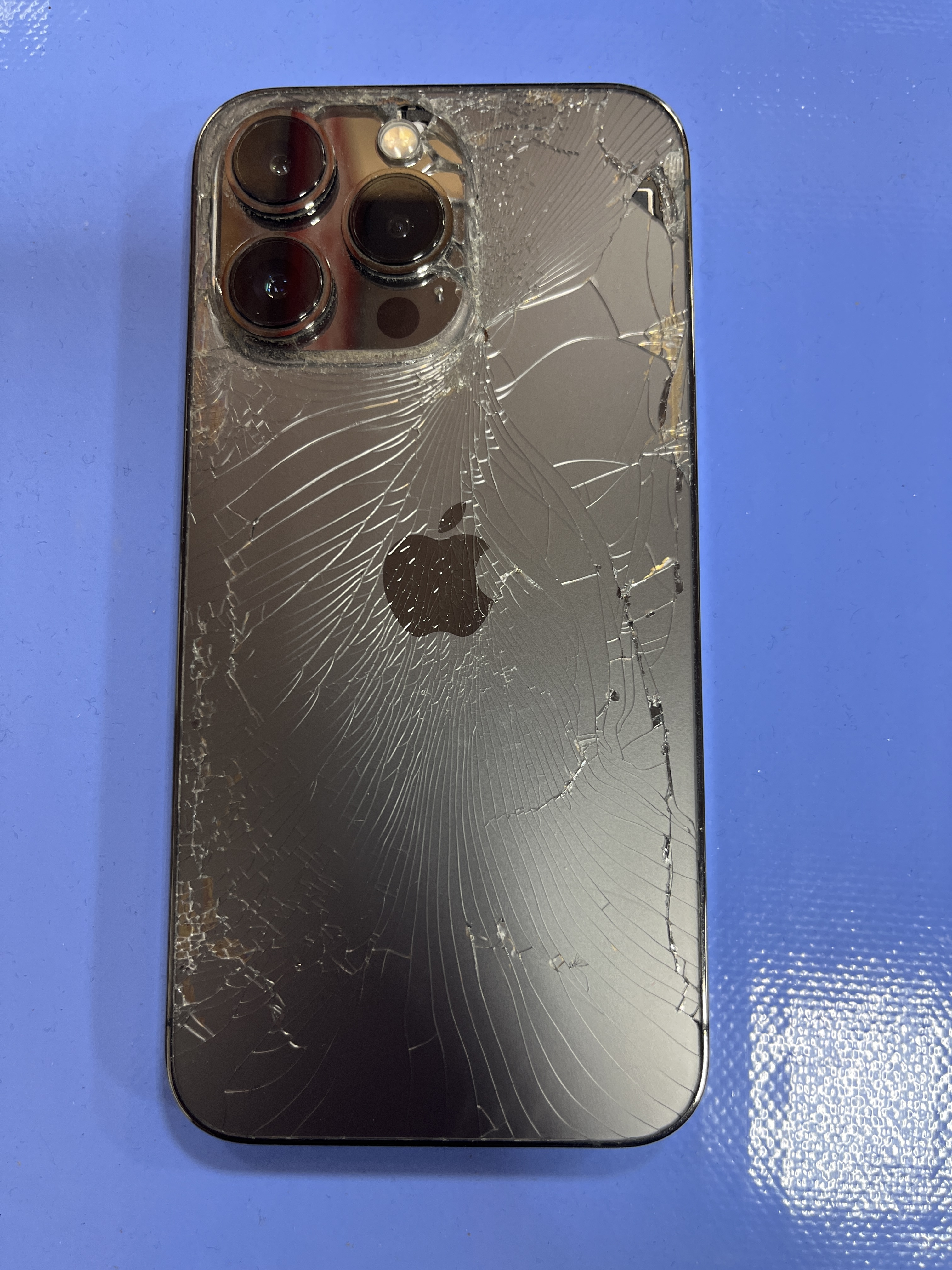 iPhoneの背面ガラスが割れた…修理できる？費用は？買い替えがいいの