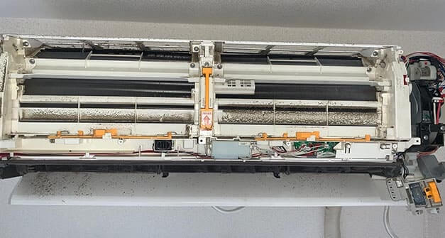 板橋区小豆沢でエアコンクリーニング（徹底洗浄）を行いました。（訪問