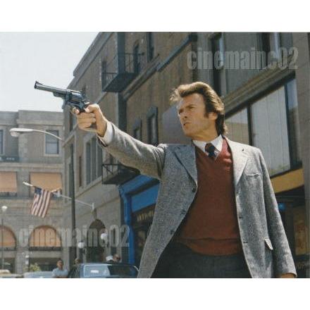クリント・イーストウッド/『ダーティハリー』街中でマグナムを構える