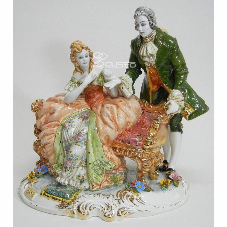 陶器人形 ソファに座る女性と手を差し出す男性 西洋陶器 インテリア