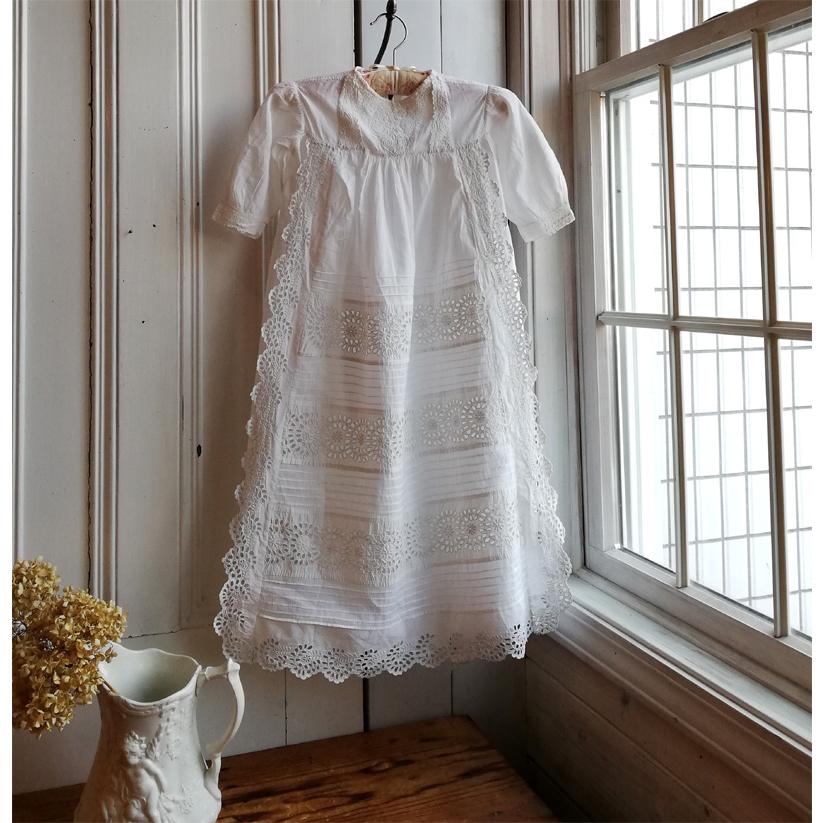 ホワイトワークとカットワーク ベビードレス イギリスアンティーク