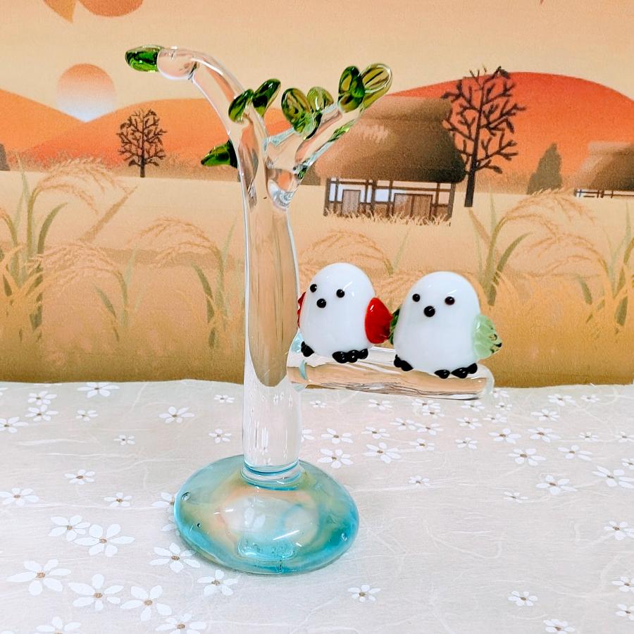 ガラス細工 シマエナガペアと木（クリア）赤／緑 ミニチュア 雑貨 置物