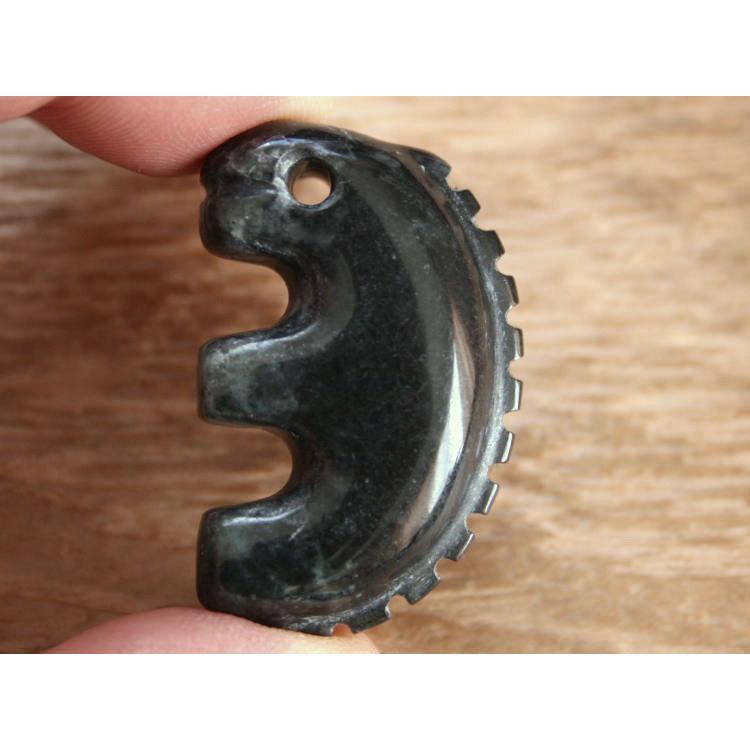 糸魚川黒翡翠獣形勾玉 M07301 豊翠 作 40mm*25mm*12mm 糸魚川 ひすい