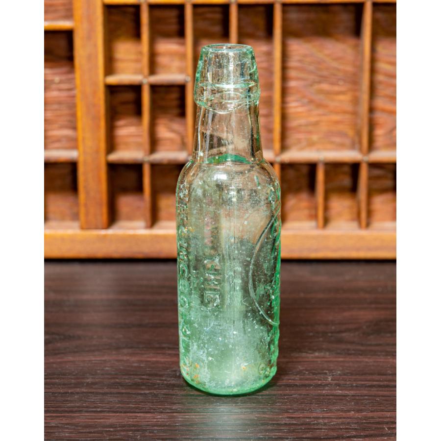 アンティーク エンボス文字入り ガラスボトル 高さ18.5cm 瓶 一輪挿し