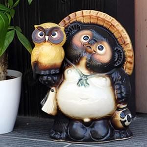 信楽焼 8号ふくろう持ち狸(黄色) たぬき 狸 開運 縁起物 ふくろう