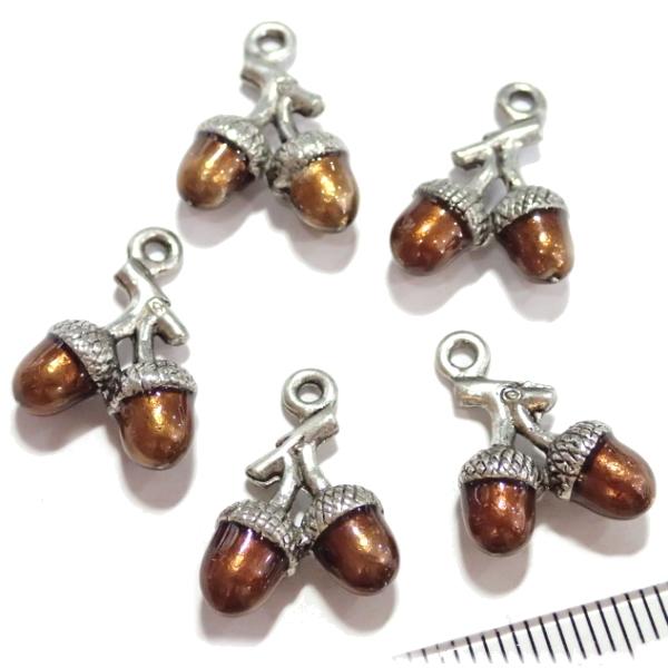 7699-【NYピューター】 どんぐり双子 チャーム 銀色 13mm 5個/1