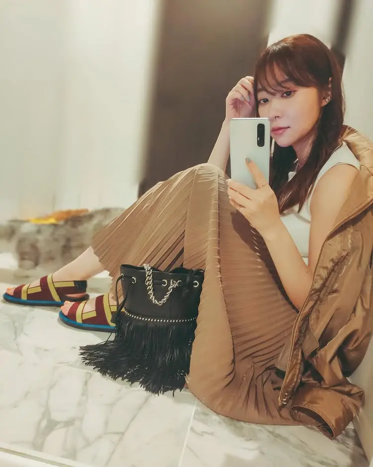 サンダルを履いた指原莉乃さんのコーデ 私服/衣装/購入先 - Woomy