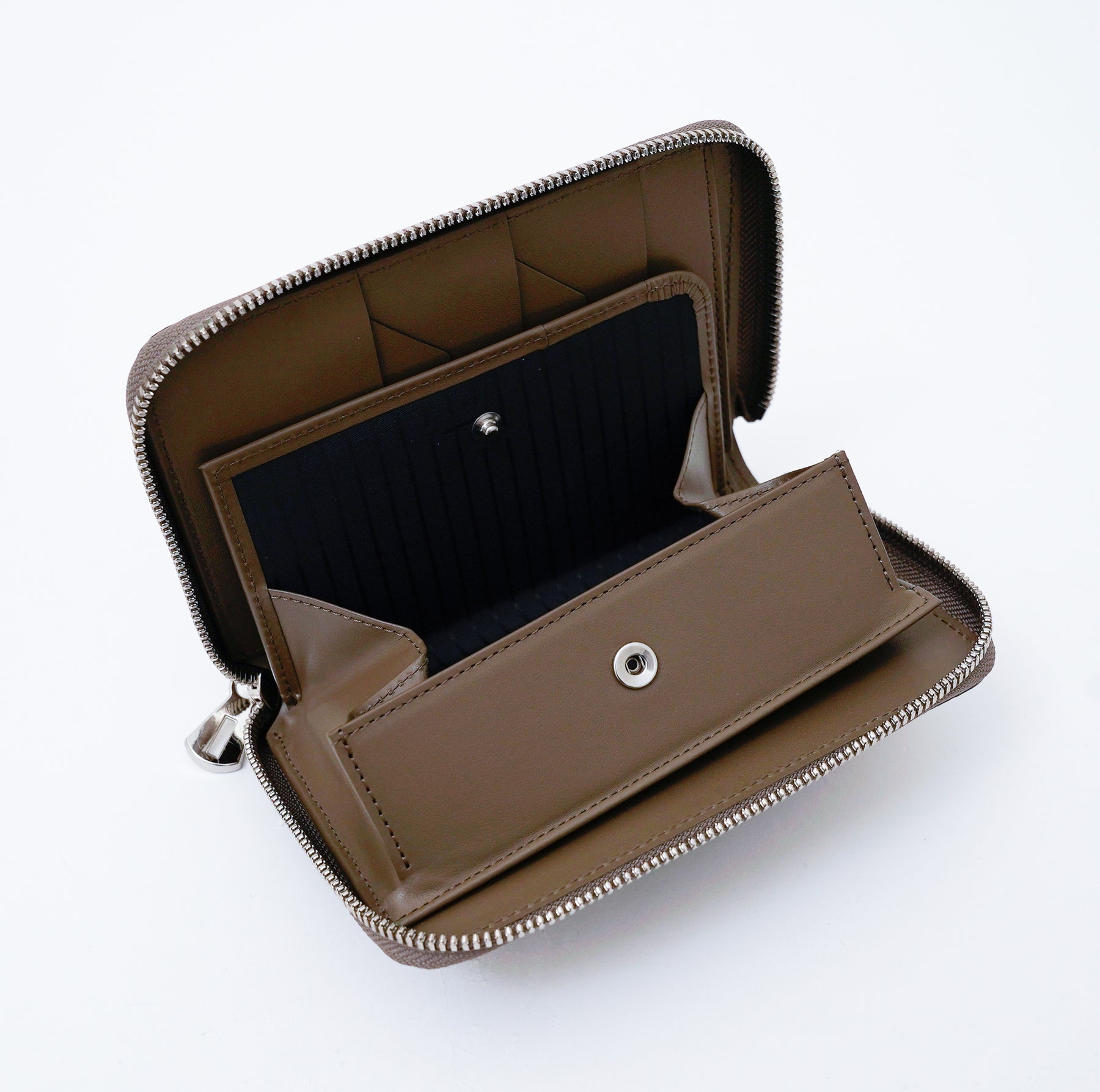 CRISTY STUFFING MID WLT.5｜独特なシボと発色が魅力の独製シュリンク