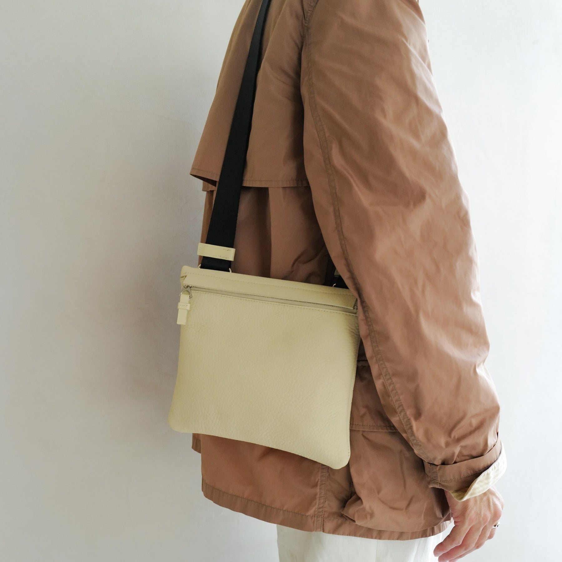 CELLIE SACOCHE - PM / DIPLO SKY｜スリムな本革サコッシュ メンズ