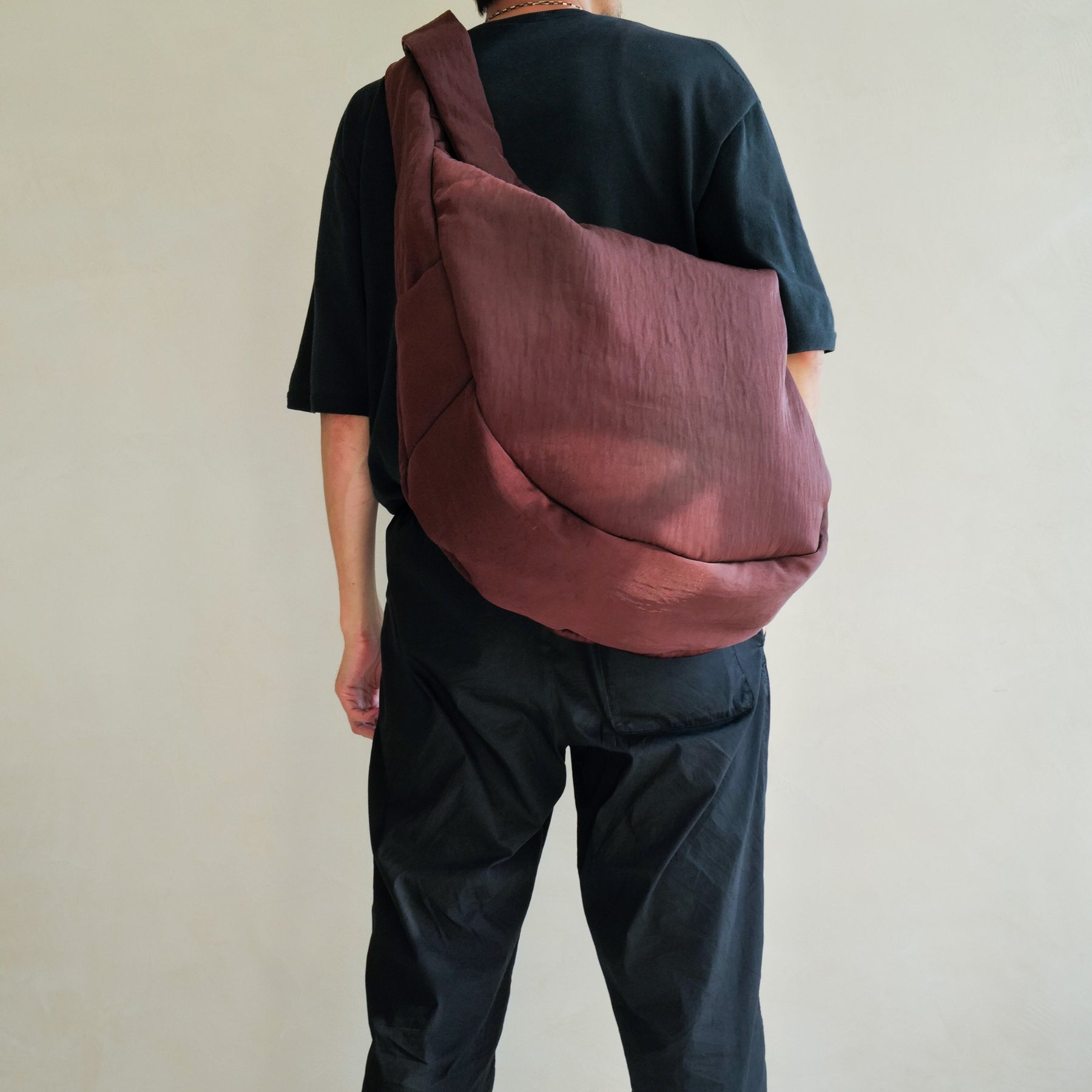 ANNIE PUFFER BIG MOON BAG / CERATO BRIGHT｜中綿入りナイロン