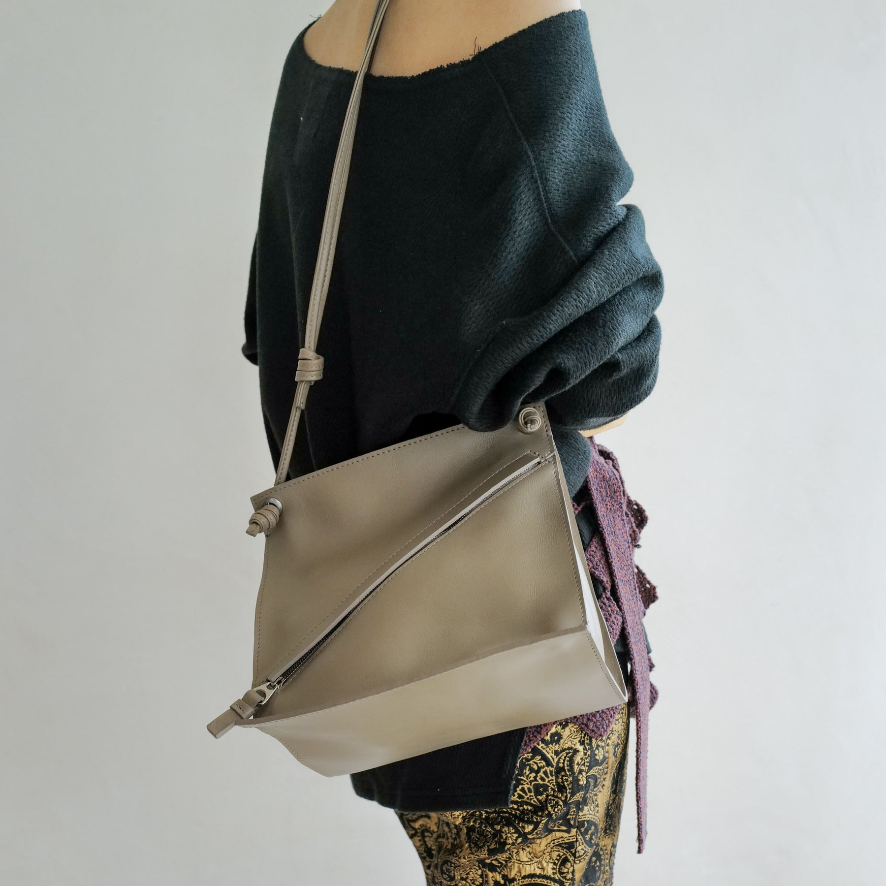 HERRIE BOX ONE HANDLE POUCH / RAPTO FLEX｜しなやかさと上質感を両立