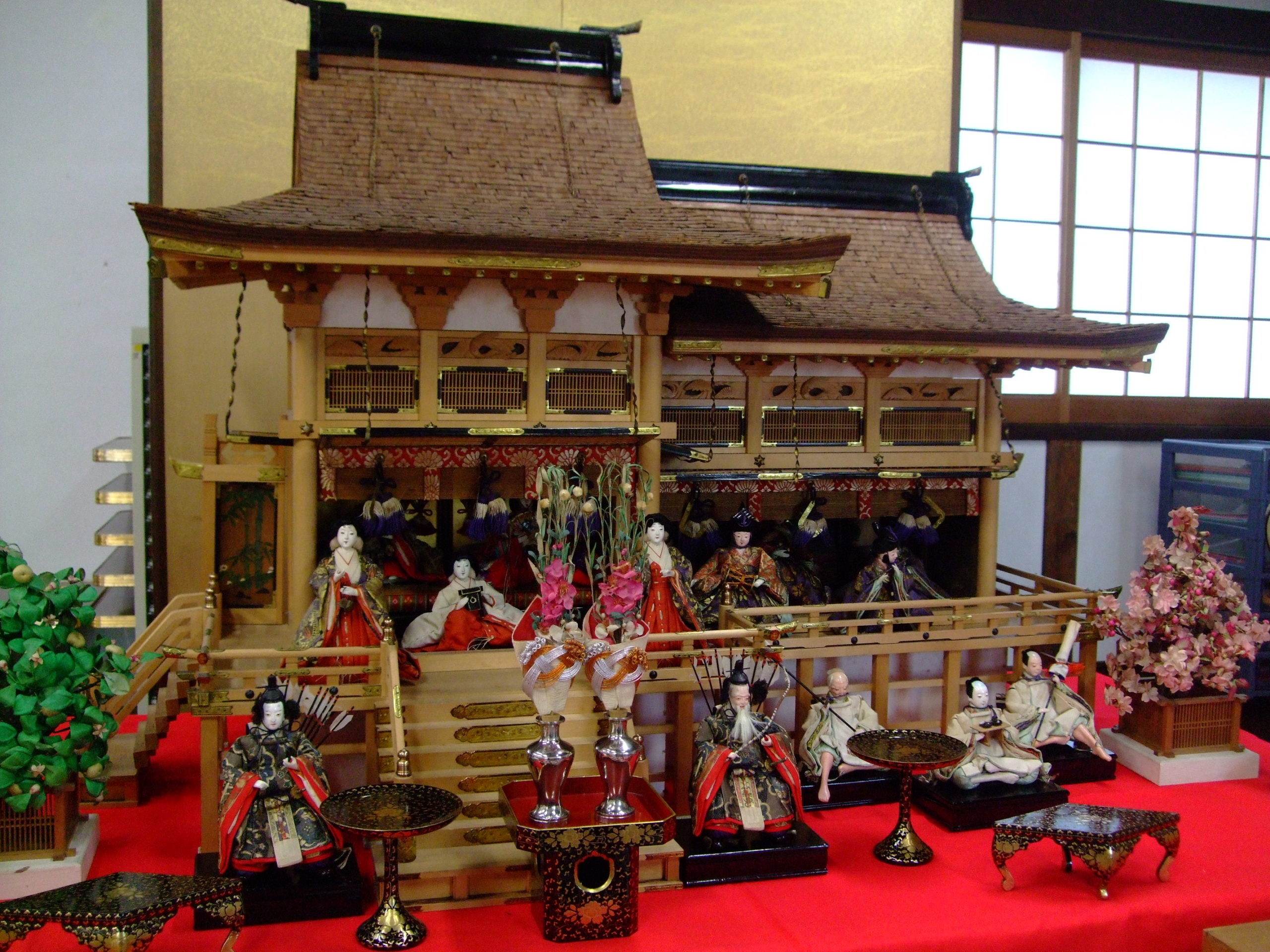新収蔵品紹介＞昭和9年の檜皮葺き御殿飾り雛 | 日本玩具博物館