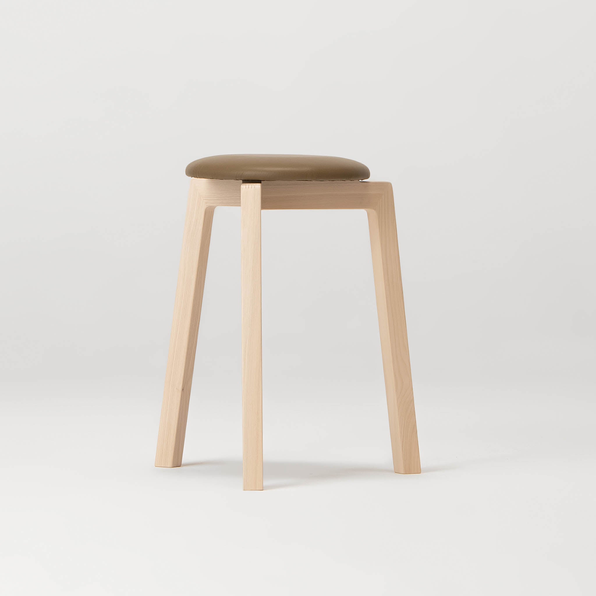 旭川家具 スツール | Stacking Stool02 センの木 | 革座 ライト