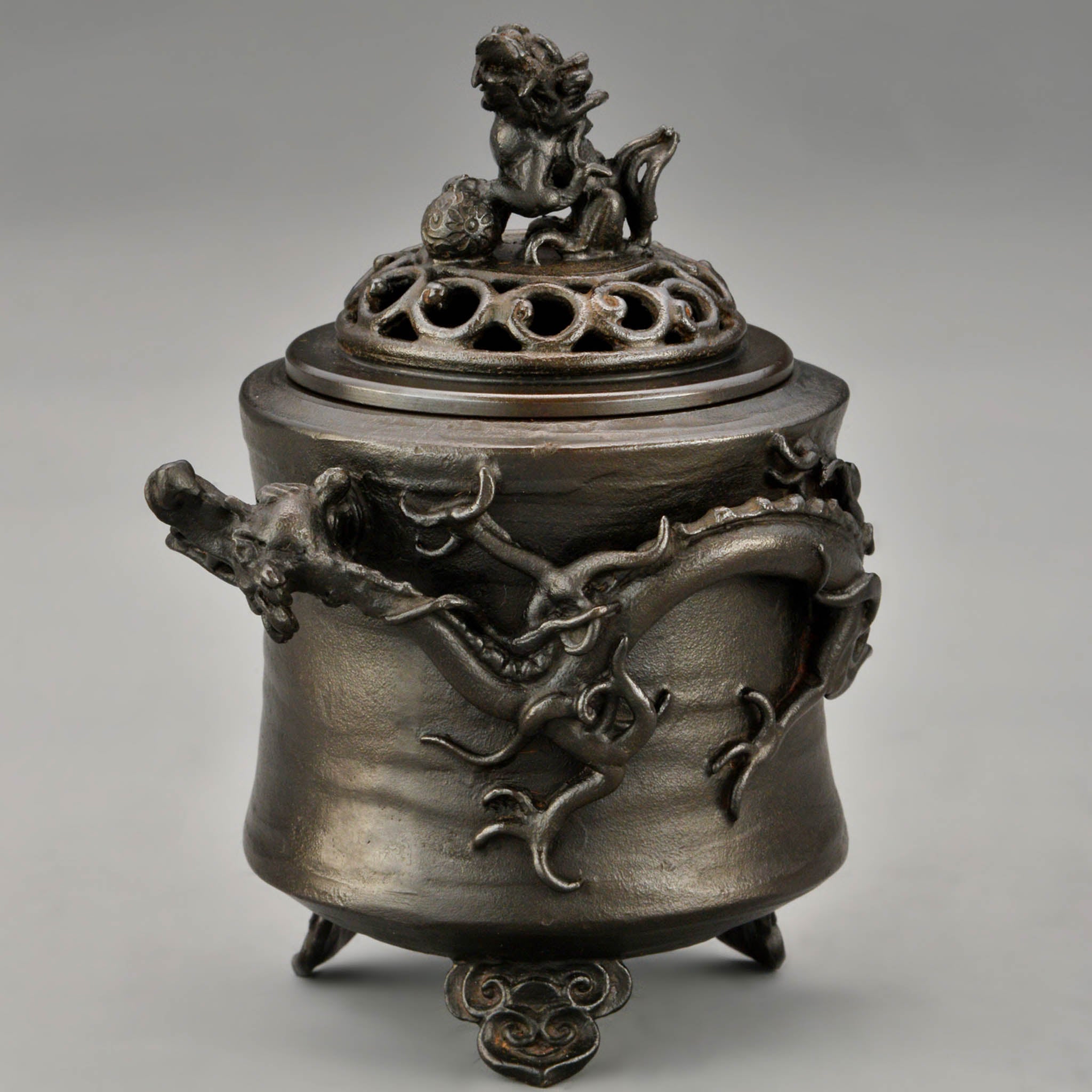 董芸】高岡銅器 名匠 晃真 作 銅製 孔雀摘龍耳鶴足 香炉 董芸】高岡