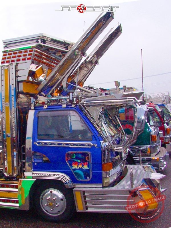 Ryu densetsu (Dragon legend) ISUZU Elf art truck with Rocket