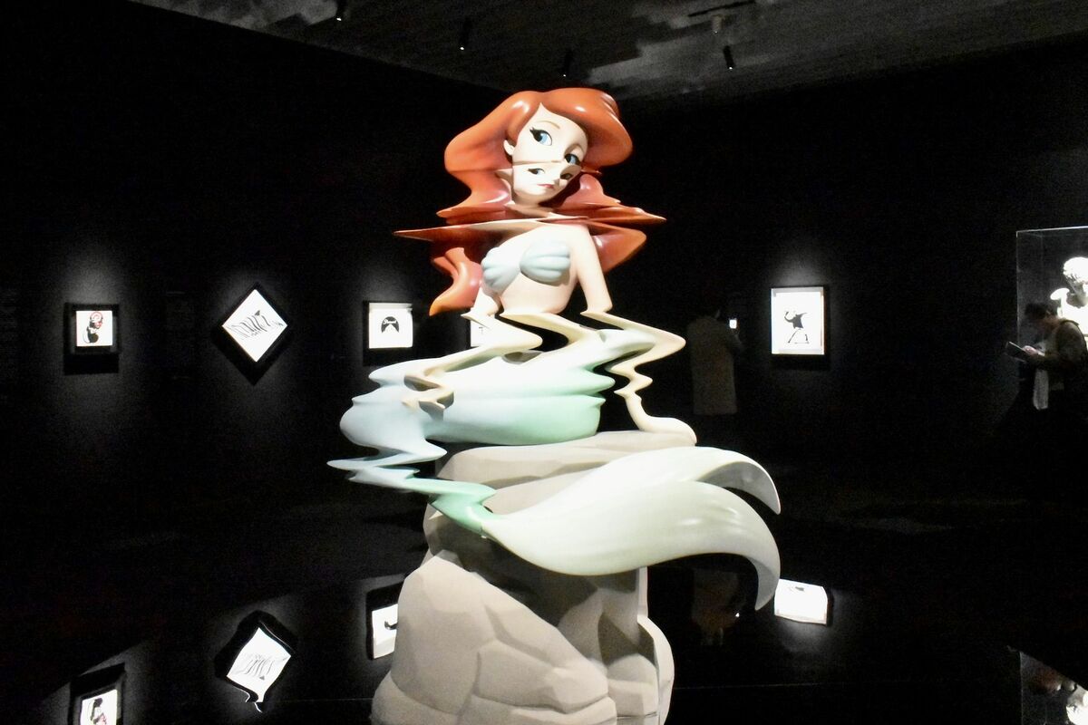 KAWSとバンクシー、どちらが好み？ドイツMUCAよりアーバン・アートの