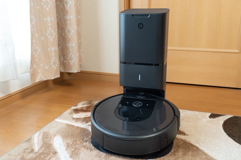 ルンバ i7+ 体験レビュー （1）進化したルンバが掃除機を掃除する