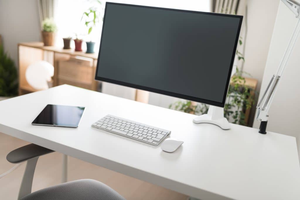 テレワークにおすすめのモニターアームをご紹介！取り付け方やメリット