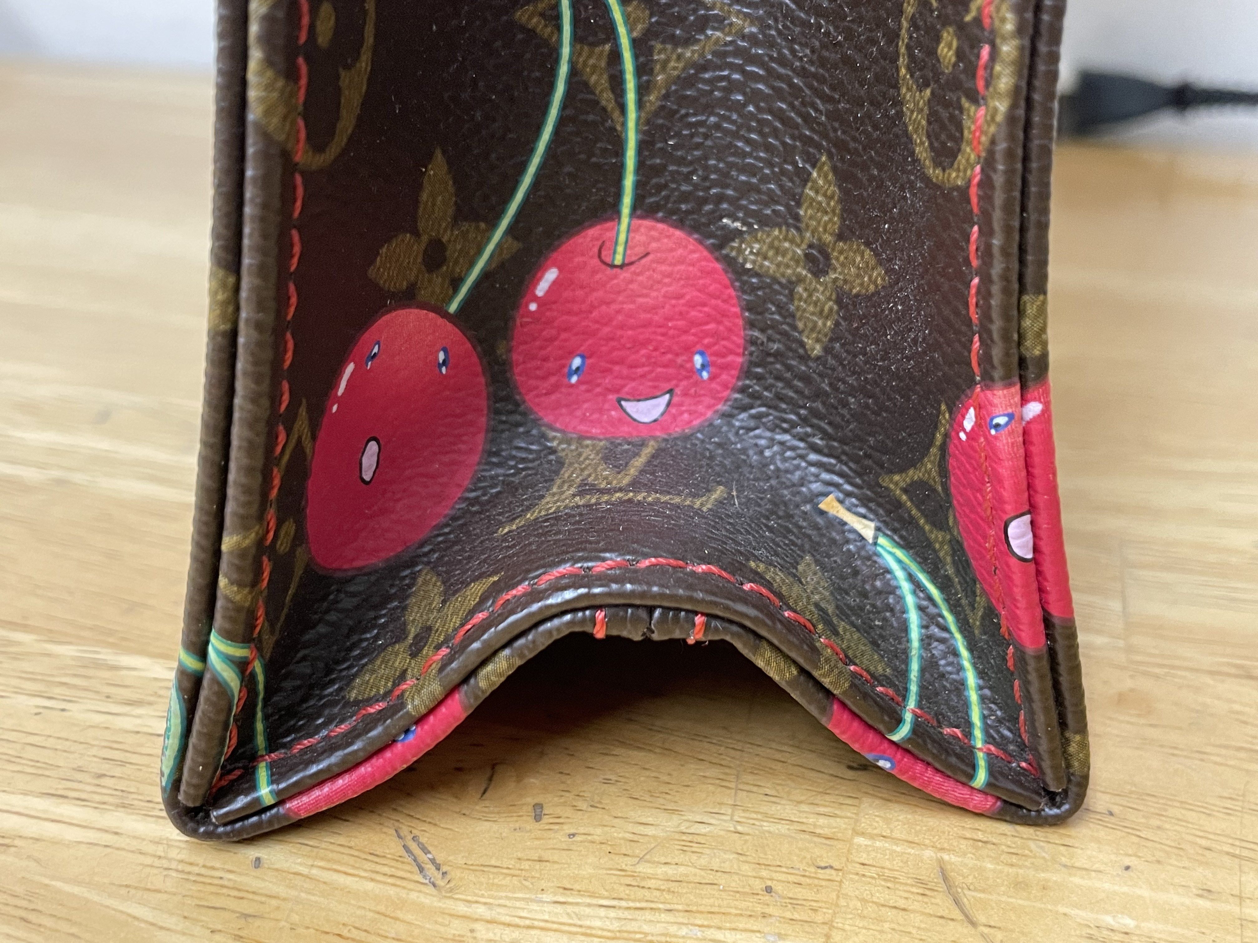 ﾙｲｳﾞｨﾄﾝ M95010 【村上隆】 ﾁｪﾘｰｻｯｸﾌﾟﾗ 入荷いたしました！ | 八女