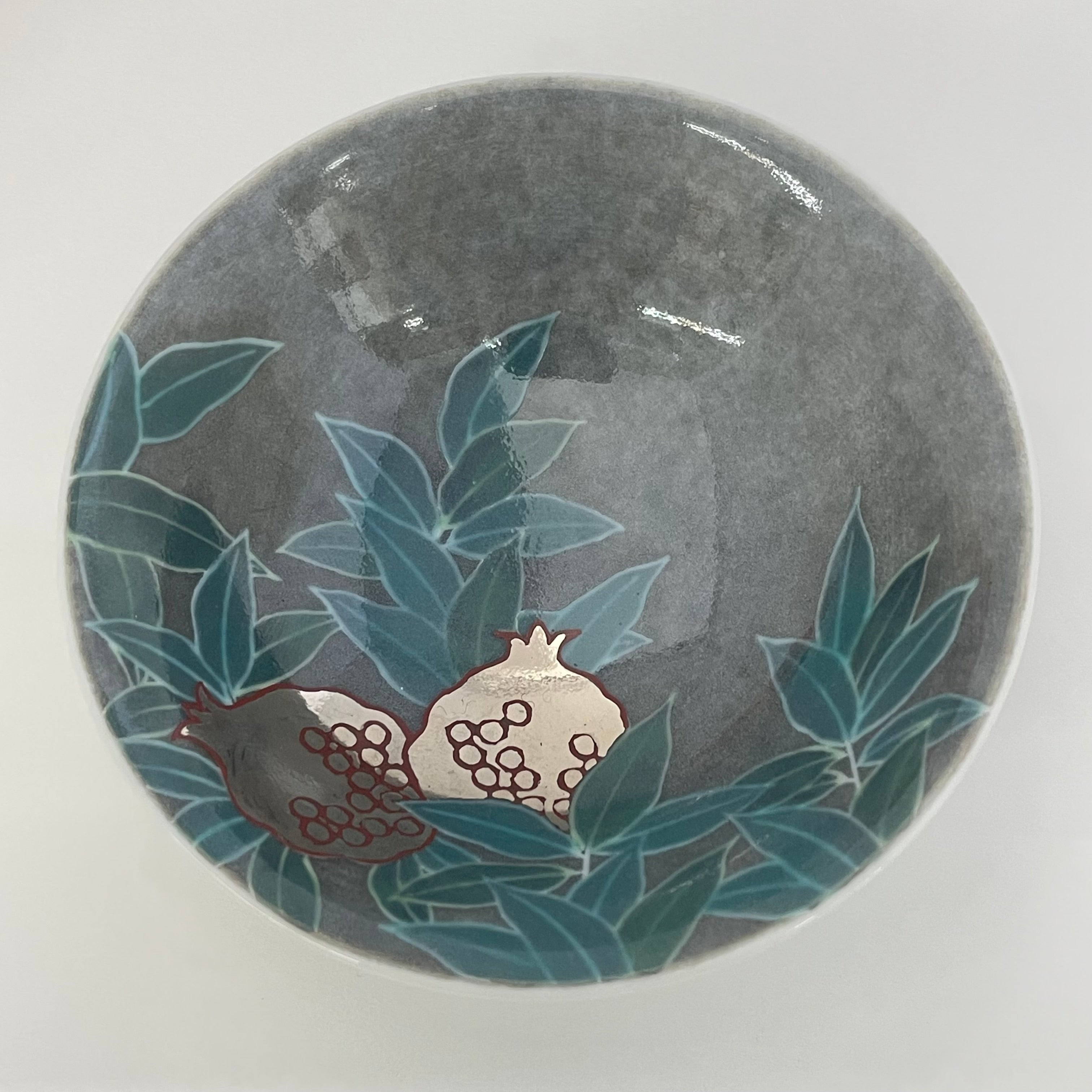 送料無料】 十四代今泉今右衛門 作 色絵薄墨墨はじき柘榴文盃中古品