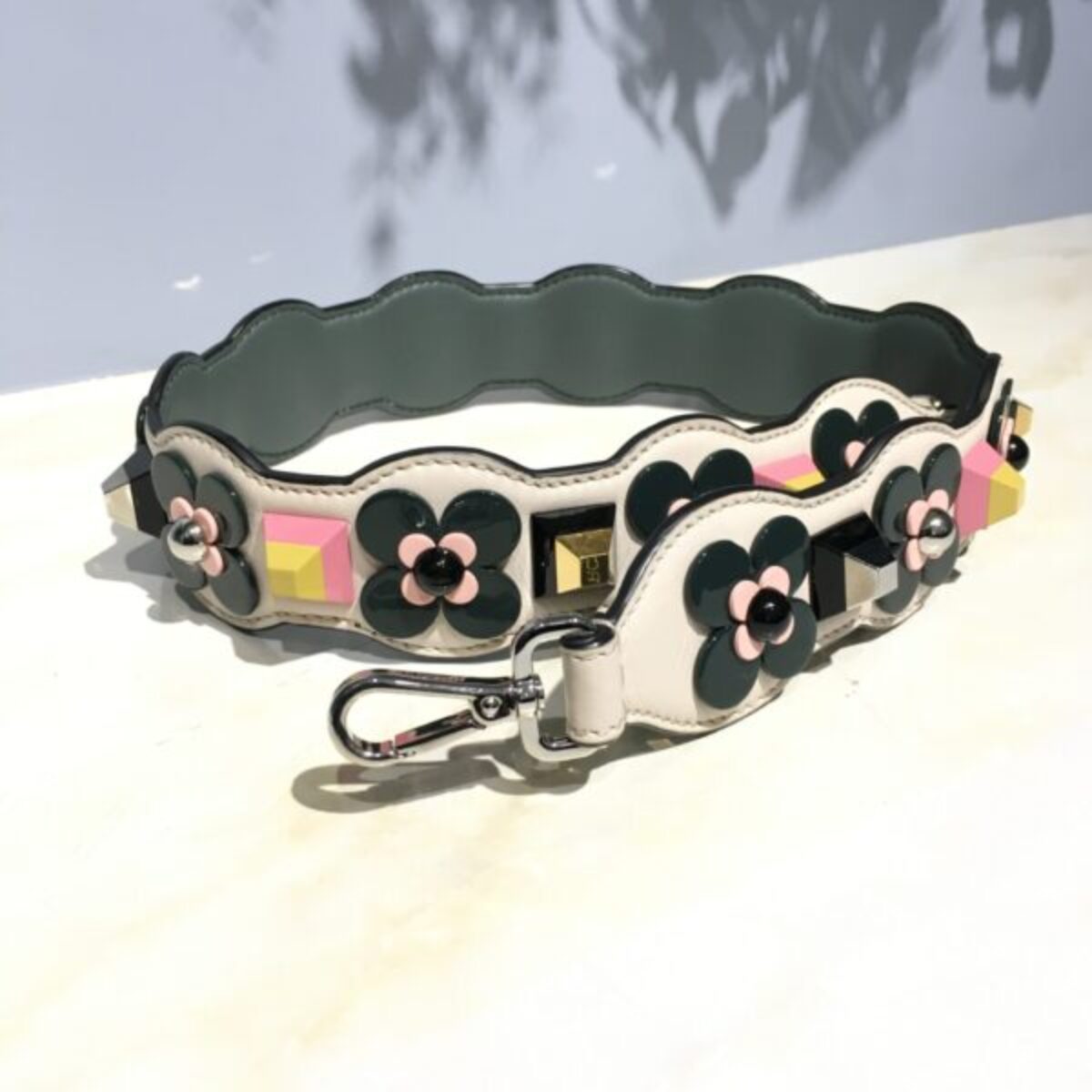 フェンディ ストラップユー ショルダーストラップ】の買取価格と査定の