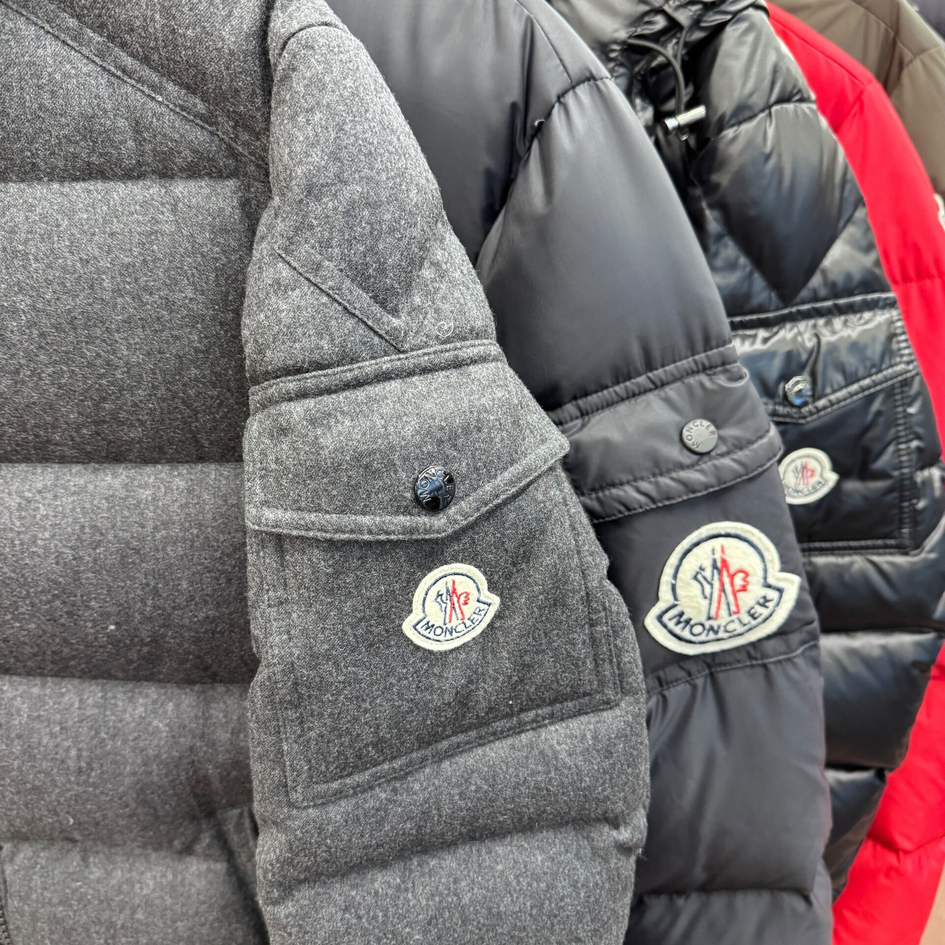 モンクレール】メルカリ購入前に確認を！本物のタグを見分ける方法を