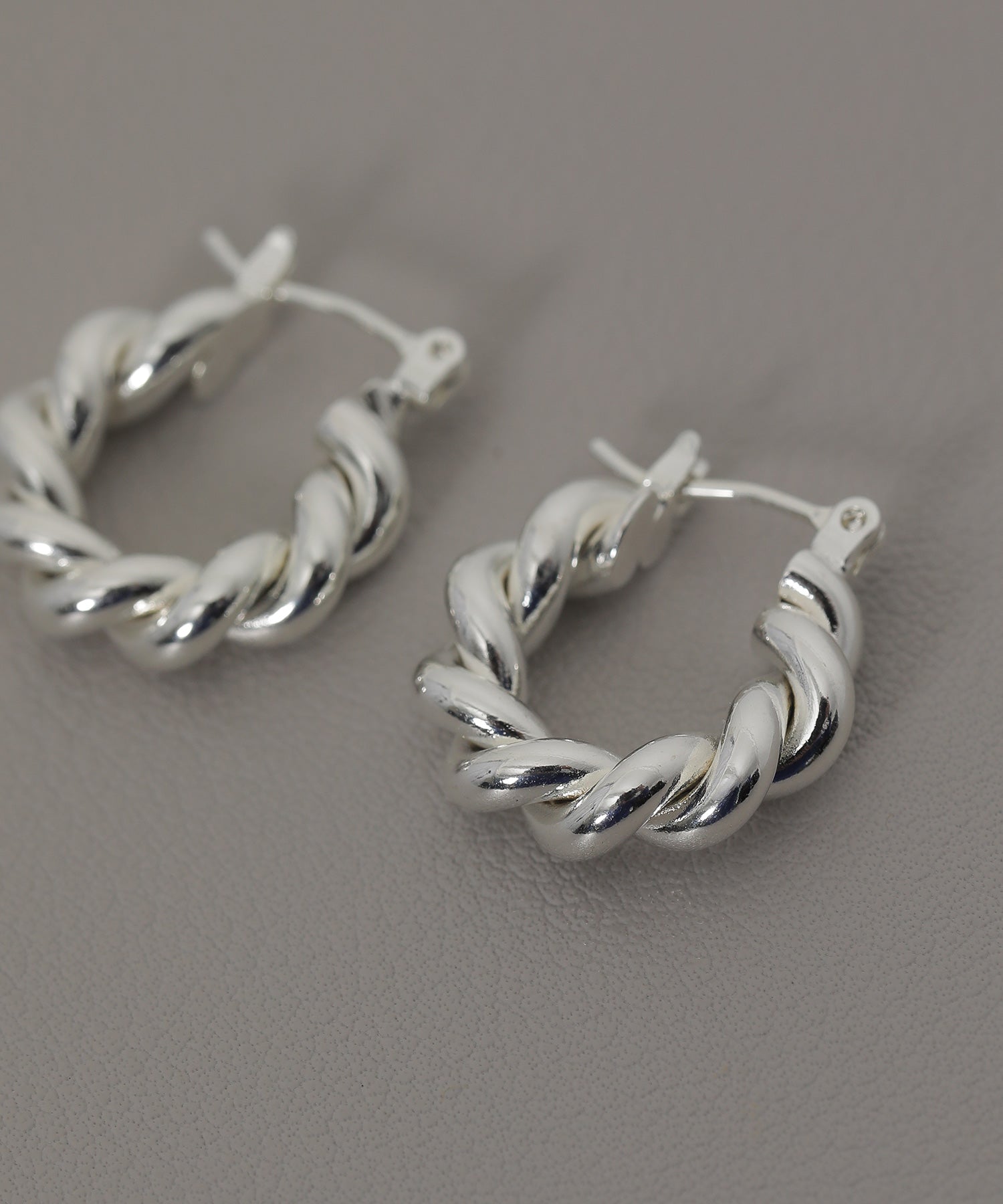 デザイン ツイスト フープピアス