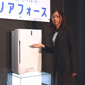 ダイキン、壁やカーテンに染みついたニオイを脱臭する加湿/除湿空気清浄機