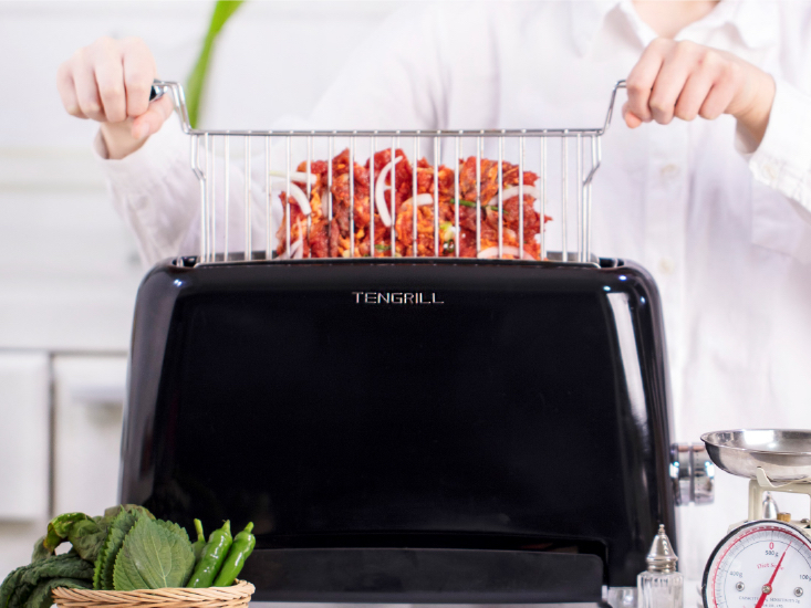 食材を縦向きに挟んでグリルし、油を落として焼き上げる、縦型オーブン