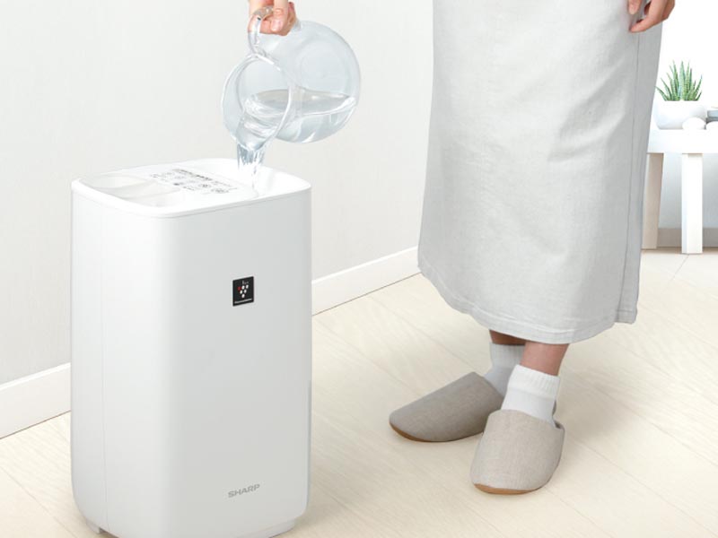シャープ、上から給水できるスリムなプラズマクラスター加湿器 - 家電