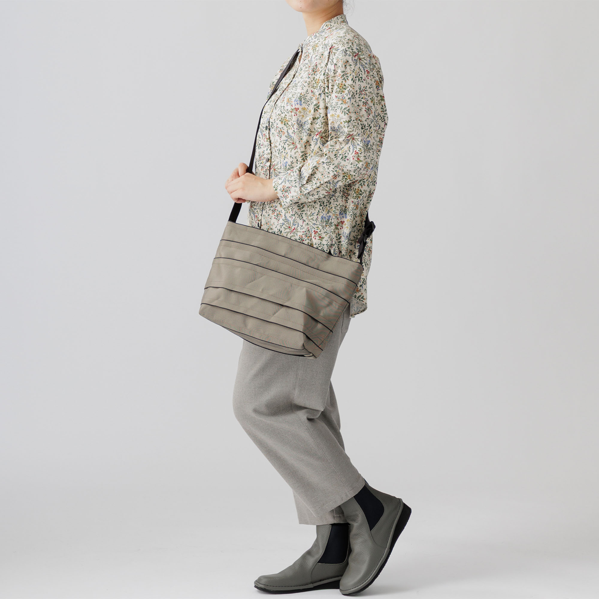 多彩なポケットのショルダーバッグ(大)5411-2 Series | かぐらやONLINE