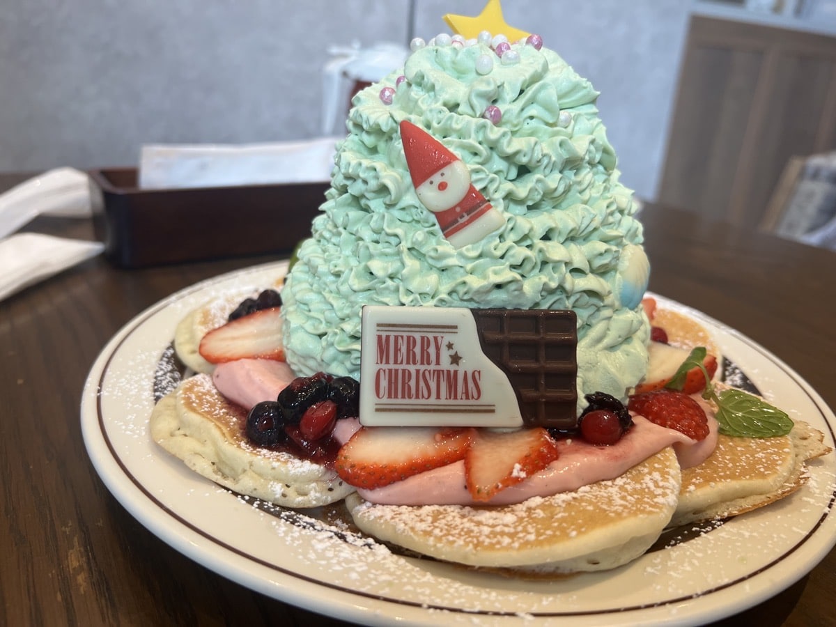 エッグスンシングス2024クリスマス限定！オムライスとパンケーキが