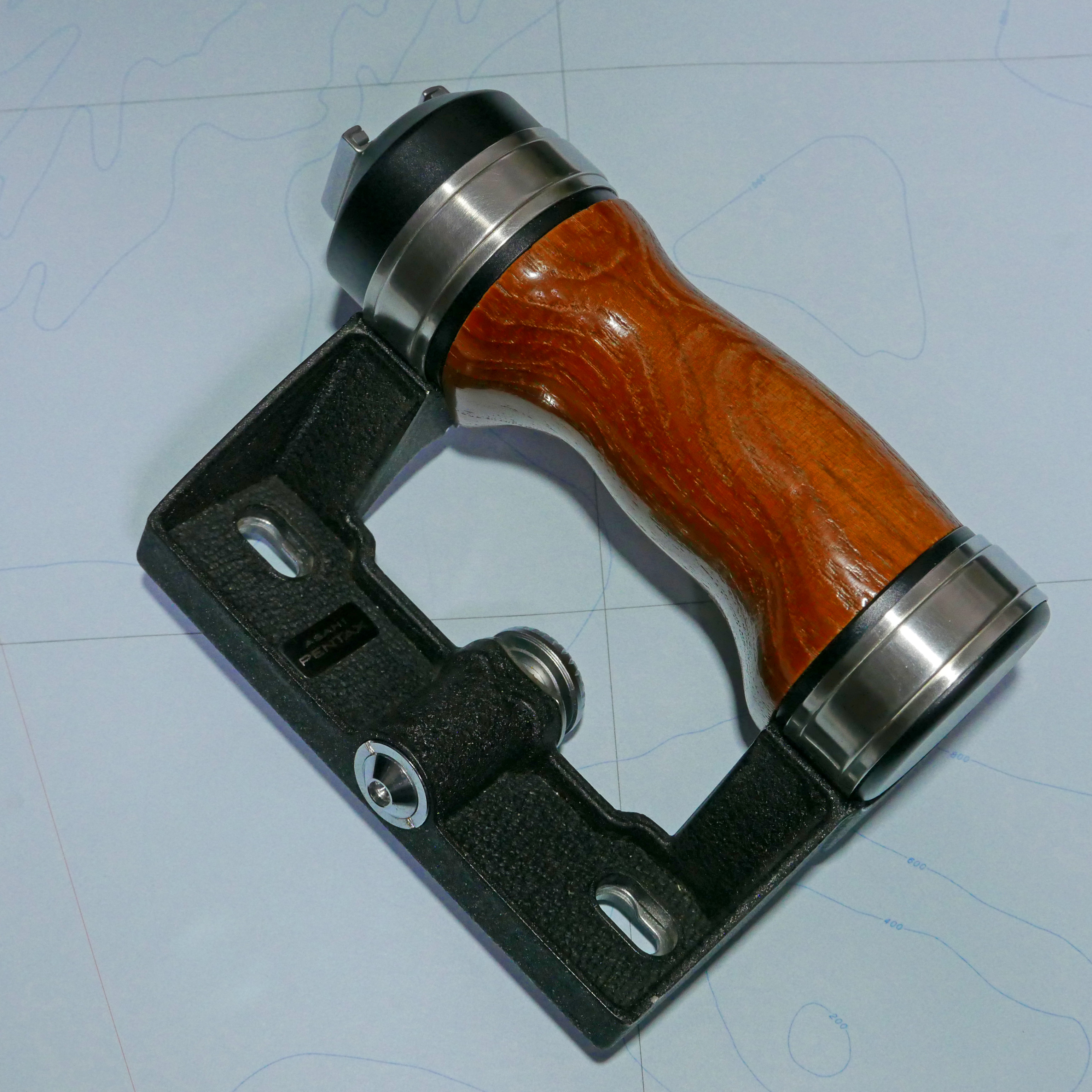 ペンタックス（PENTAX）67・6×7のグリップハンド、カメラ総重量は増え