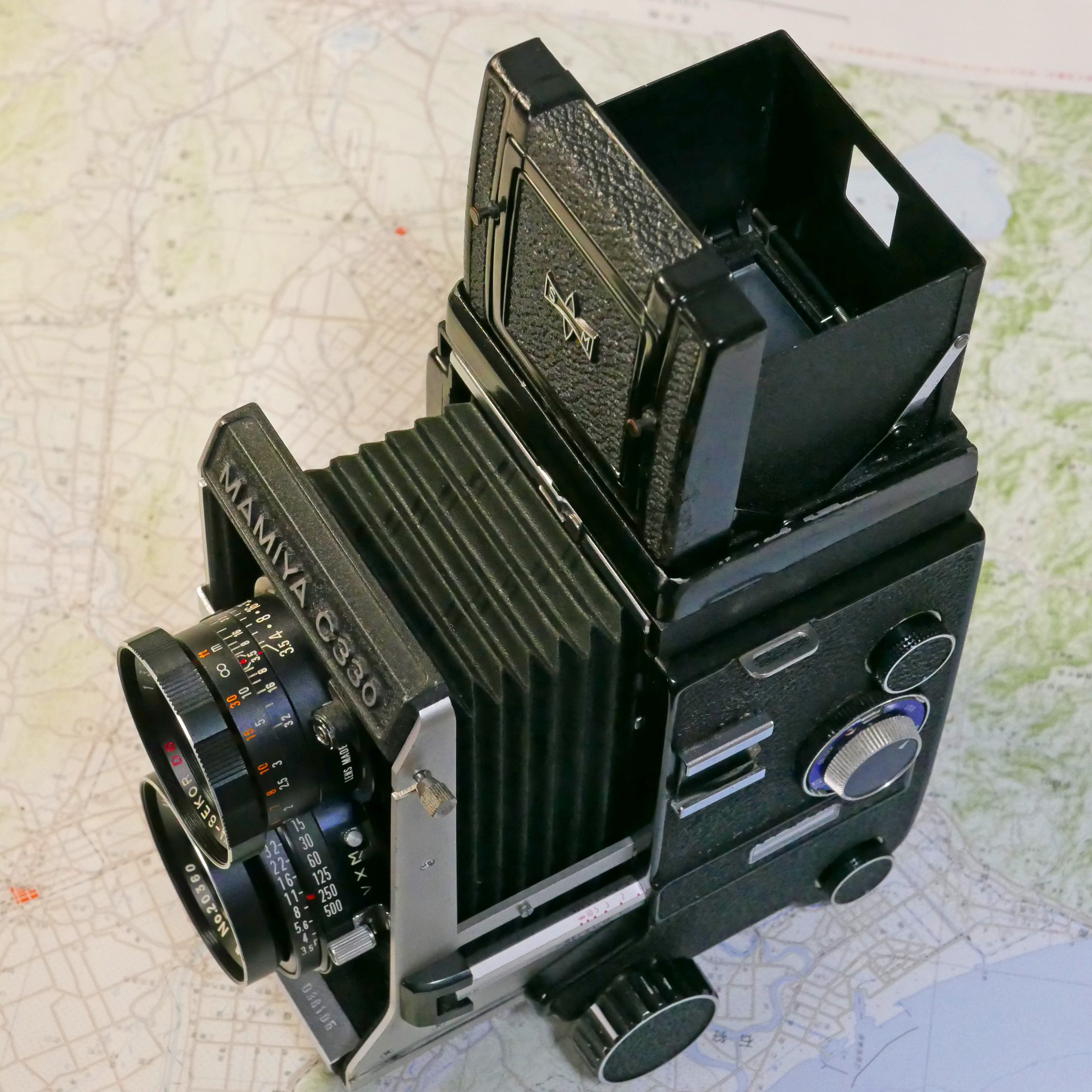 重厚感ある二眼レフカメラのマミヤC330！重いけどレンズボード繰り出し