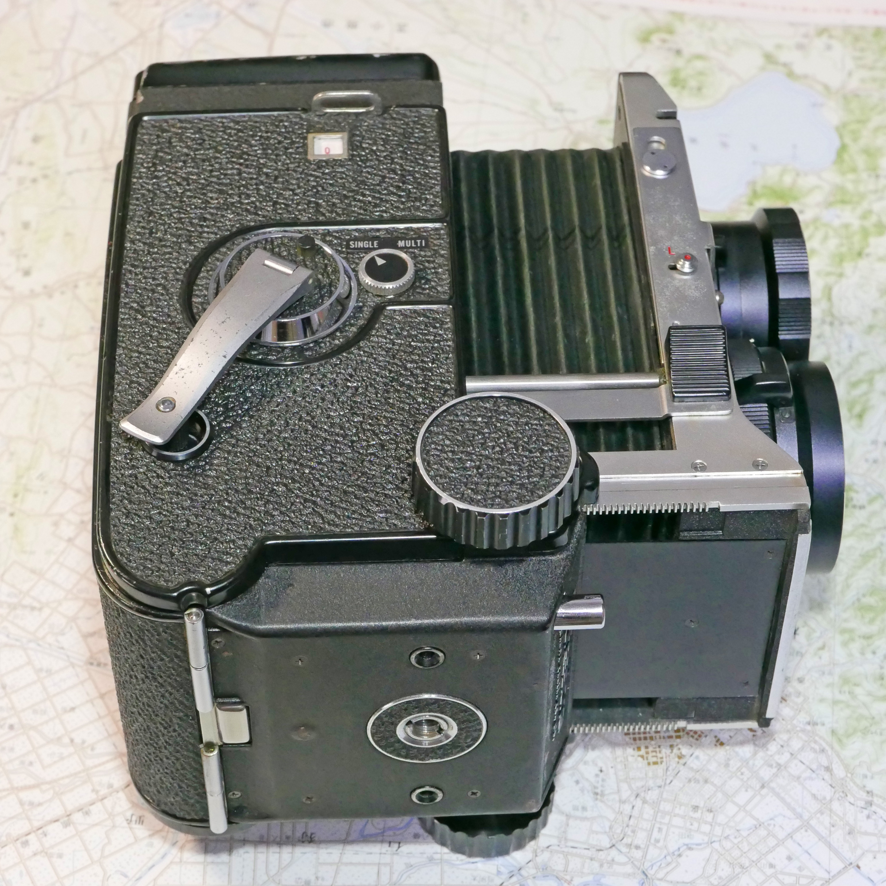 重厚感ある二眼レフカメラのマミヤC330！重いけどレンズボード繰り出し