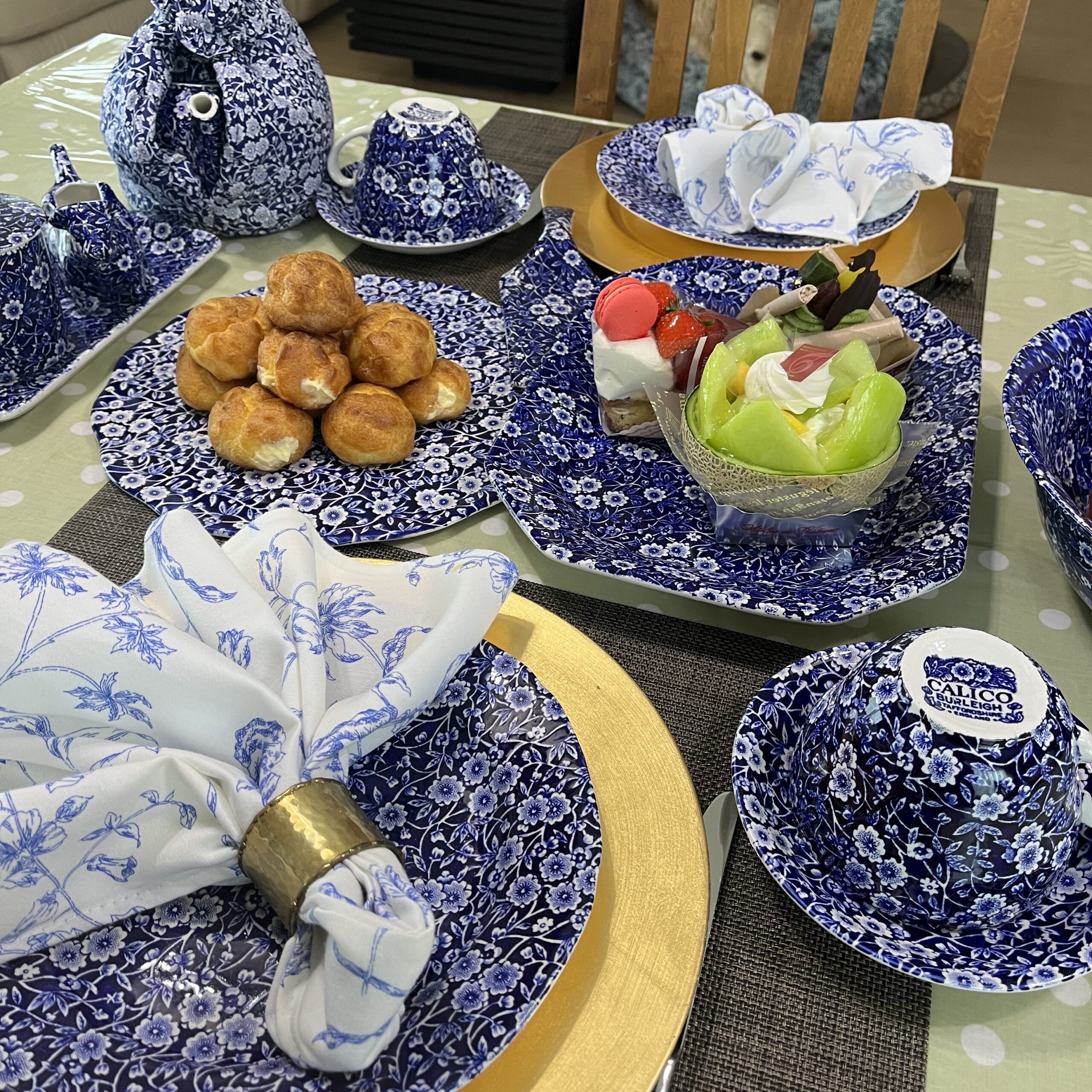 コーディネート】ブルーキャリコの魅力 | 英国アンティーク家具専門