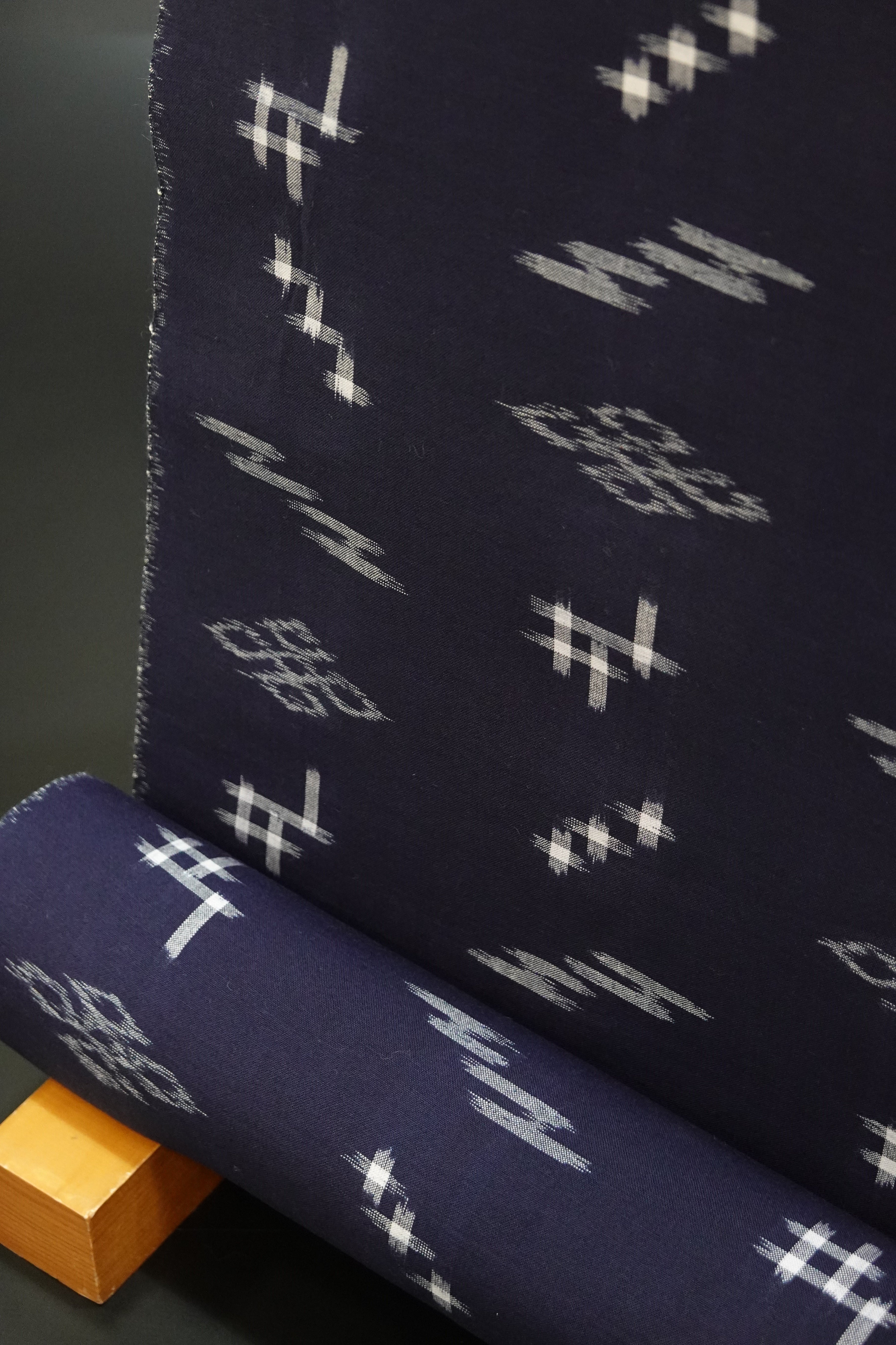 坂田織物】久留米絣 着尺 崩し井桁に霞文 紺〈木綿着物〉 – きものKUREHA