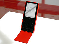 第二の皮膚、au design projectの新端末「MEDIA SKIN」公開