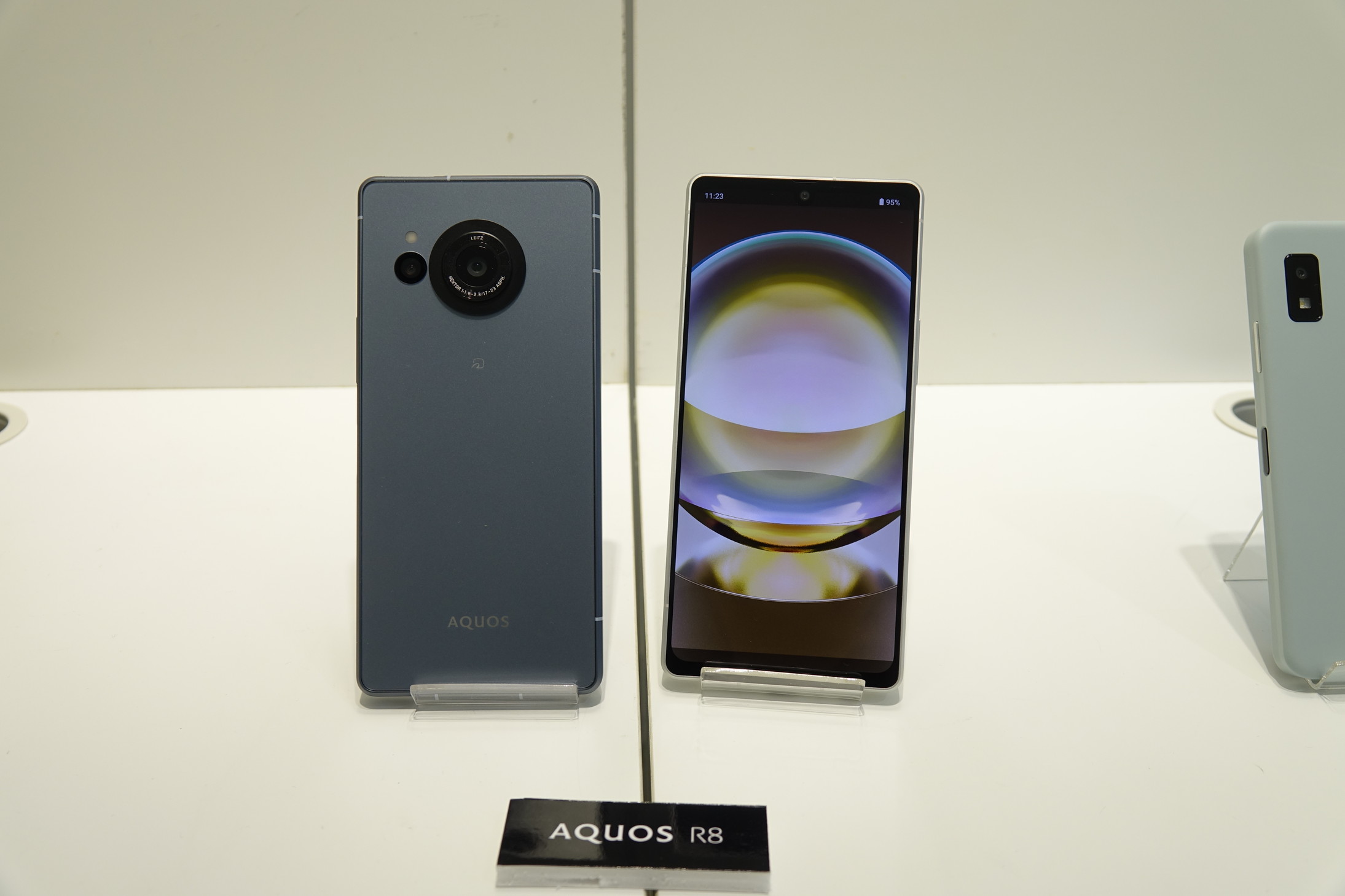 シャープ、“効率型ハイエンド”な新スマホ「AQUOS R8」を発表