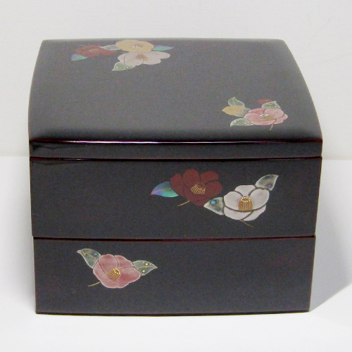 輪島塗重箱 角形 二段 胴張り形-椿の高蒔絵仕上げ- [内朱色/外黒タメ色