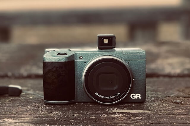 RICOH GRシリーズは、外付け光学ファインダー〈GV-2〉でさらに