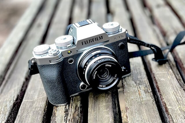 一万円を切る軽量コンパクトな明るいMF単焦点レンズの新定番、PERGEAR