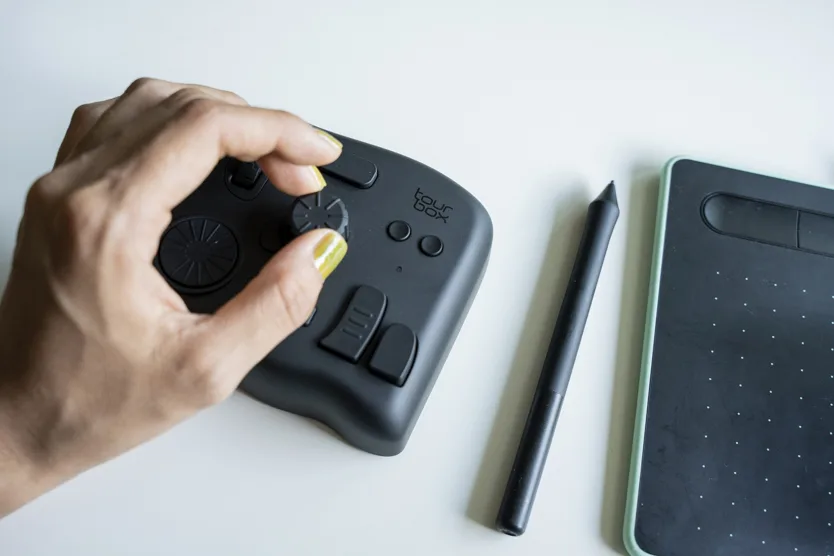 TourBox Elite レビュー｜片手で簡単に操作、作業効率を高めてくれる