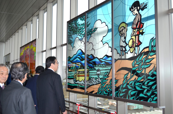 滝平二郎さんの切り絵、玄関口に ステンドグラス披露 JR石岡駅 | きた