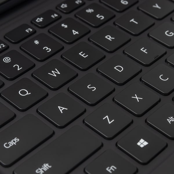 HUAWEI MateBook Eレビュー：2.5K OLEDパネル採用の12.6インチ