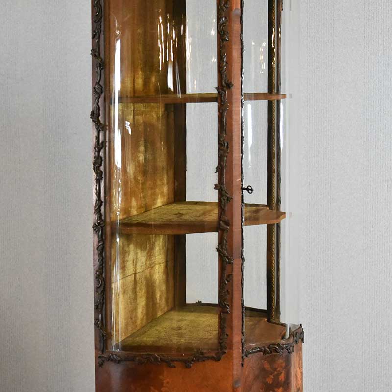 ガラスの曲線が美しいディスプレイキャビネット – 神戸アンティーク