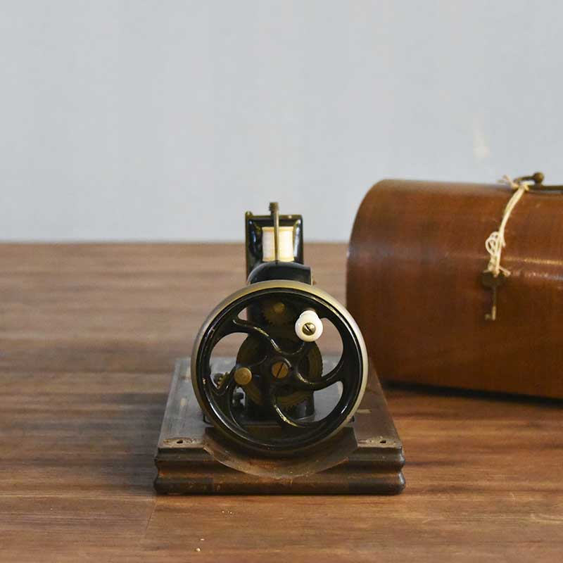 HARRIS 小ぶりな手回しミシン 鍵付き – 神戸アンティークウェアハウス