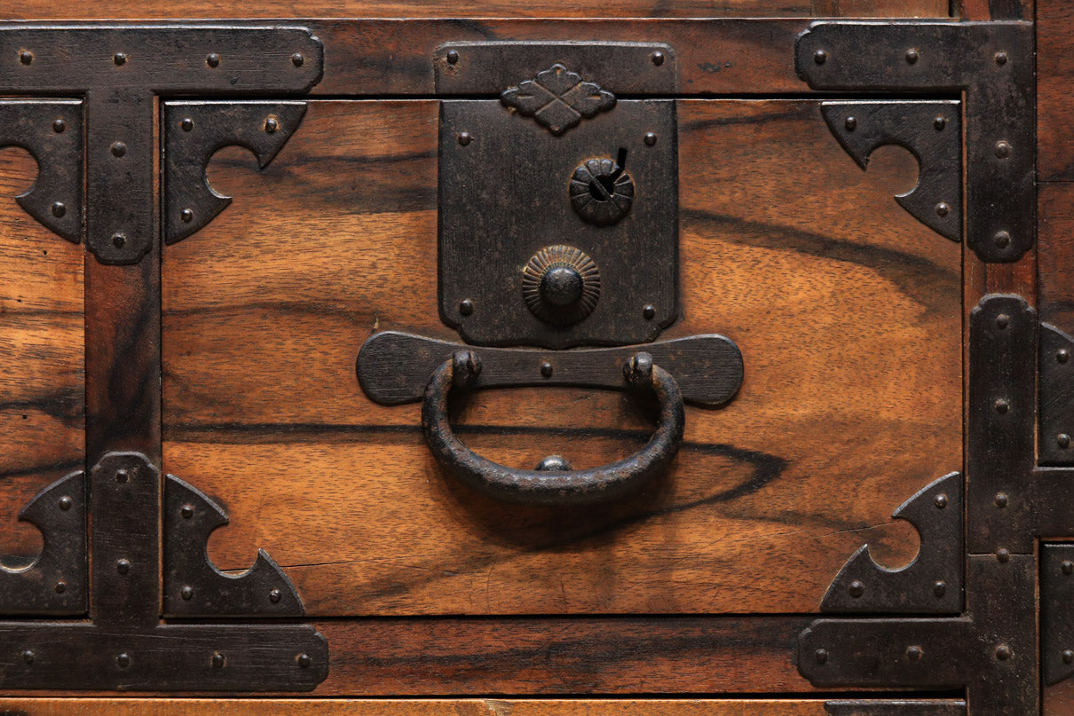 珍品!!無垢材の黒柿杢目が流れる堂々とした越後収納箪笥 BB2226 – 古福